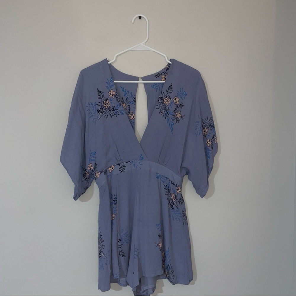 Astr the Label Sylvia Lilac Floral Romper with Cut-Out Back & V-Neck Size Medium